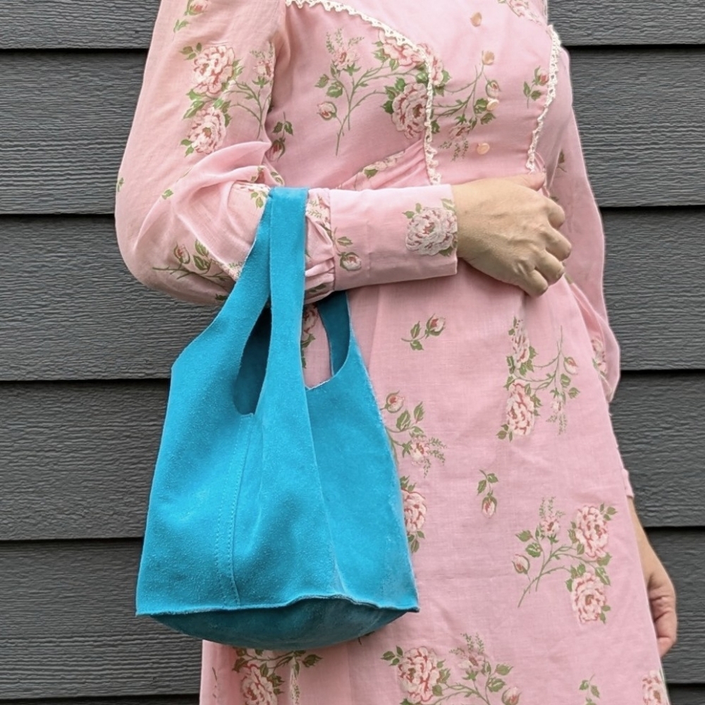 UNO ALLA VOLTA aqua suede bag tote